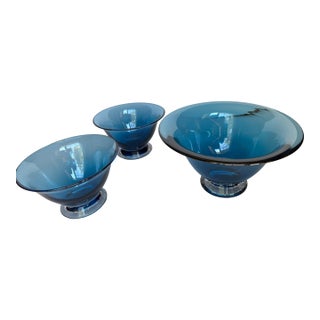 1990s Mid Century Modern Style Hand Blown Art Glass Pedestal Bowls in a Beautiful Blue Color. Signed and Dated on Each Bowl. - Set of 3 For Sale