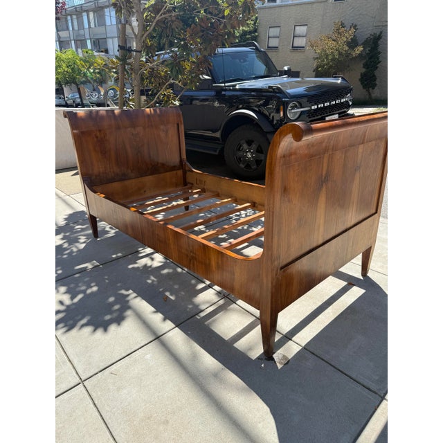 Antique American Empire Flame Mahogany Sleigh Daybed, C. 1820–1840 For Sale In San Francisco - Image 6 of 8