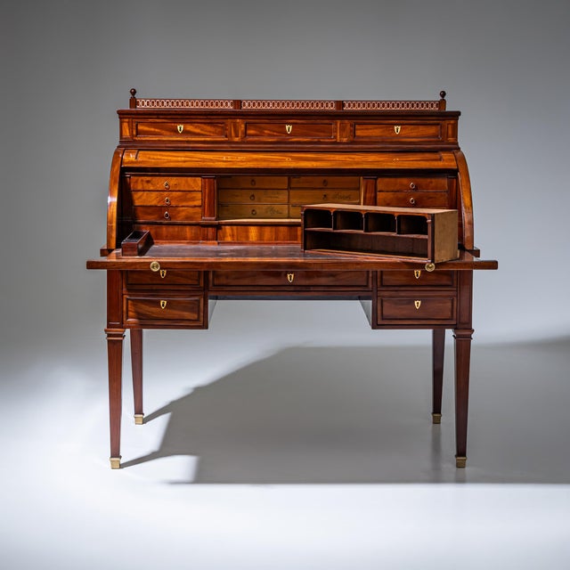 Louis XVI Roll-Top Desk in Mahogany, 1800s For Sale - Image 3 of 14