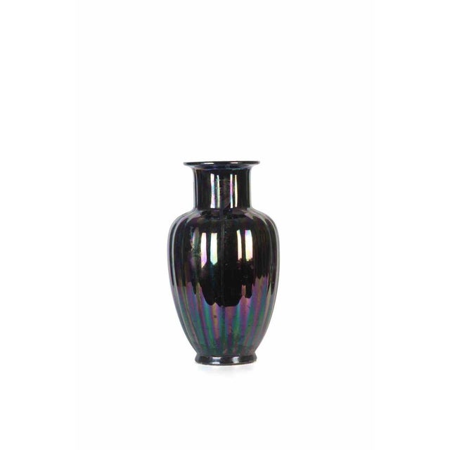 Vintage Iridescent Vase is a vintage object from the 20th century. Excellent condition