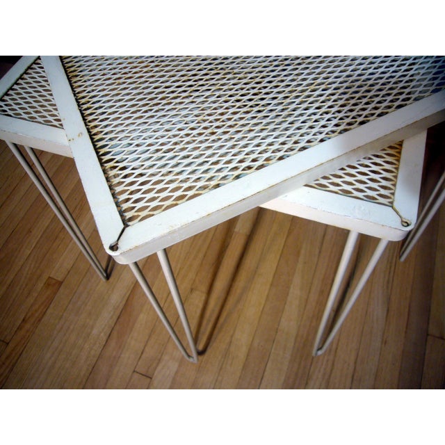 Metal 1950s Salterini Hairpin Nesting Patio Side Tables in Wrought Iron, Attributed - Set of 2 For Sale - Image 7 of 8