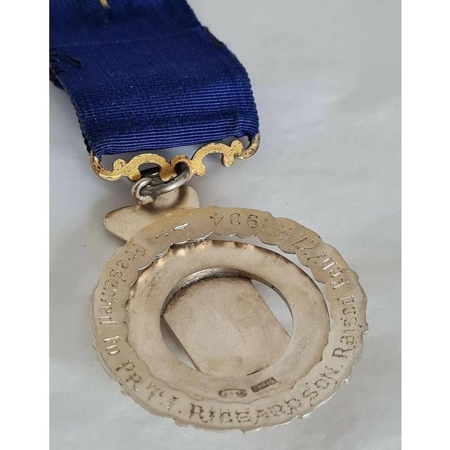 Early 20th Century Elkington Sterling Silver-Gilt Masonic Presentation Medallion, 1903 For Sale - Image 5 of 10
