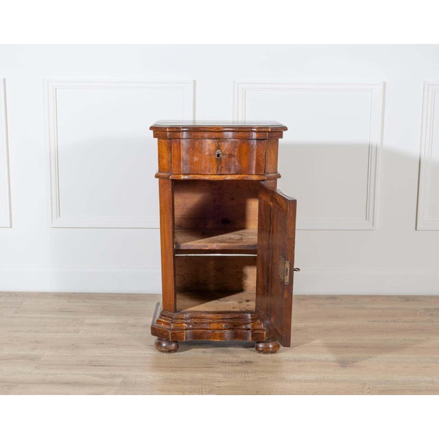 Wood Elegant Venetian Urn-Shaped Bedside Cabinet with Kneeler, Mid-18th Century For Sale - Image 7 of 11