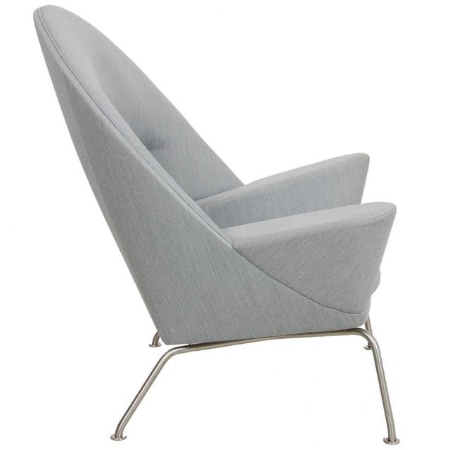 Hans Wegner Oculus lounge chair upholstered in grey fabric. The chair is from around 2017 and appears in good condition...