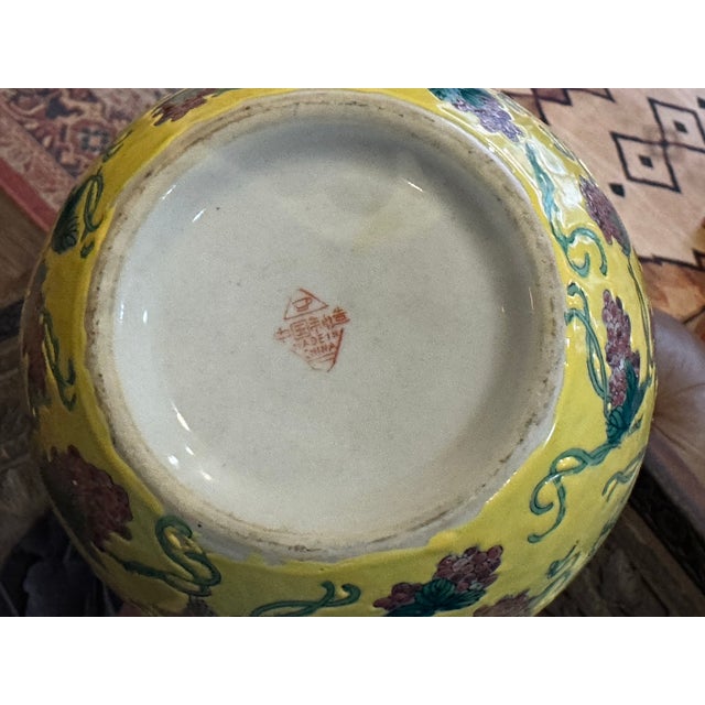 Pair of Vintage Chinese Ginger Jars- Yellow Grapevine For Sale In Pittsburgh - Image 6 of 12