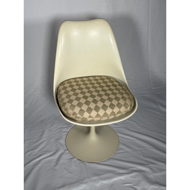 The Tulip Chair (Model BR51) in white, designed by Eero Saarinen for Knoll, is an iconic armless side chair from the mid-...