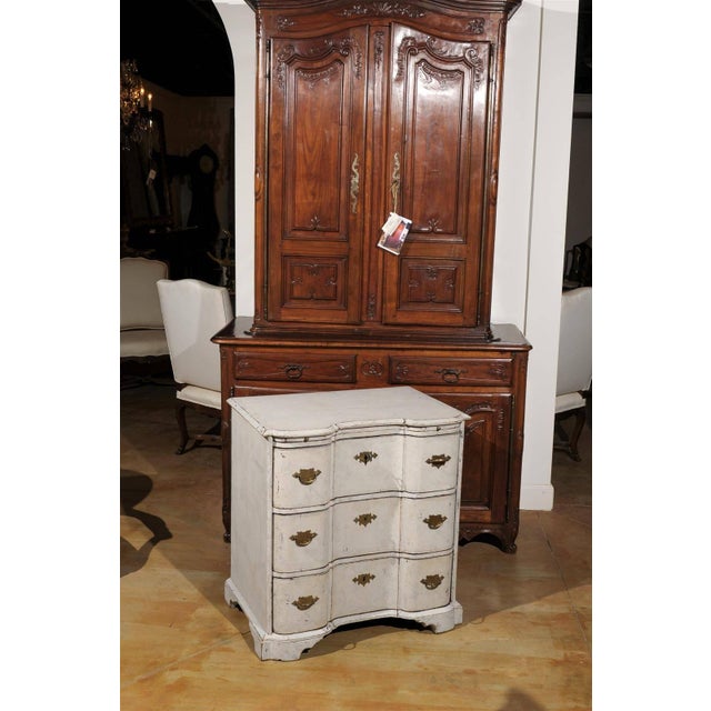 Mid-Century Modern Danish Mid 18th Century Three-Drawer Painted Wood Commode with Serpentine Front For Sale - Image 3 of 11