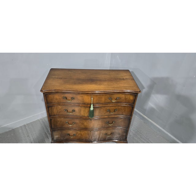 Small Georgian Serpentine Chest of Drawers, 1910 For Sale - Image 3 of 18