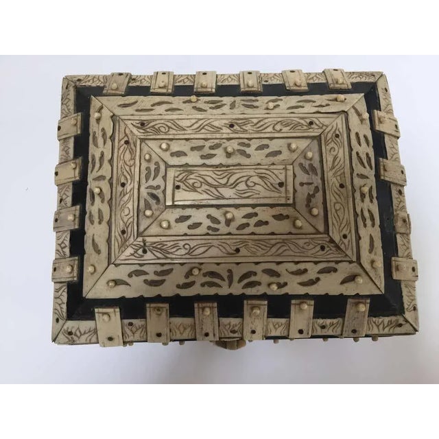 Anglo-Indian Vizagapatam Bombay Mughal Style Footed Box With Bone Overlay For Sale In Palm Springs - Image 6 of 11