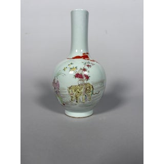 Famille rose porcelain vase from the Yongzheng period (1677-1736) For Sale