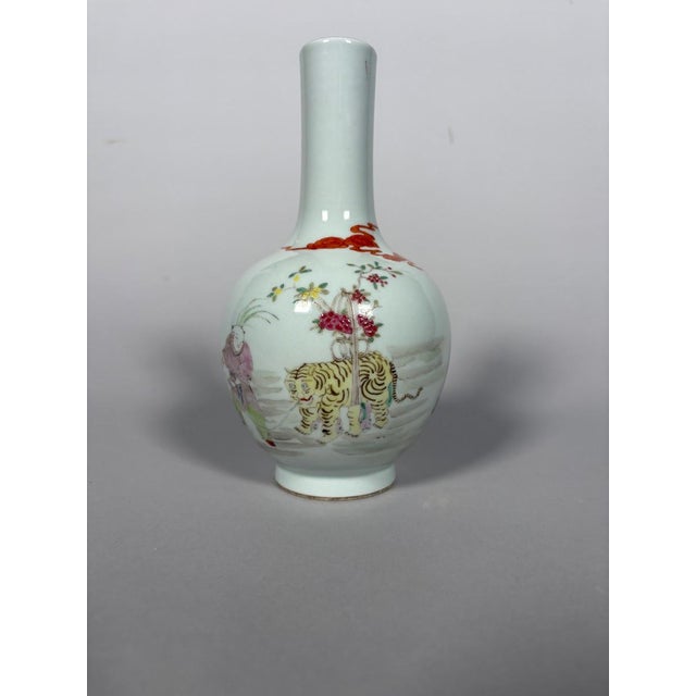 Famille rose porcelain vase from the Yongzheng period (1677-1736) For Sale