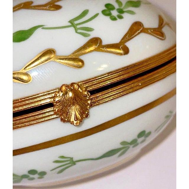 French 1980s French Limoges Porcelain Jewelry Casket With Gilt Ormolu Mounts For Sale - Image 3 of 11