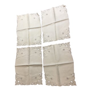 1940s Cottage Embroidered Linen Placemats - Set of 4 For Sale
