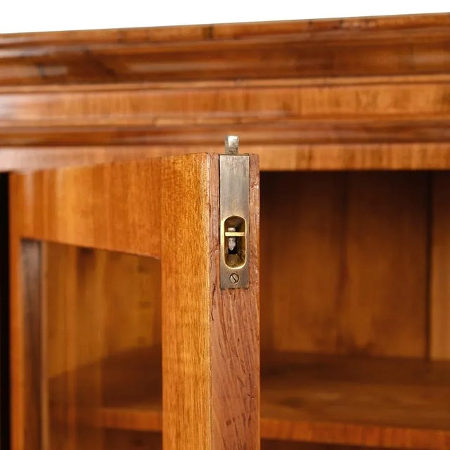 Showcase cabinet / biedermeier-display Biedermeier around 1835 Germany walnut with height -adjustable shelves Schellack...