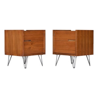 1950s Mid-Century Modern Walnut Nightstands, Mirrored Pair on Hairpin Legs, A Pair For Sale