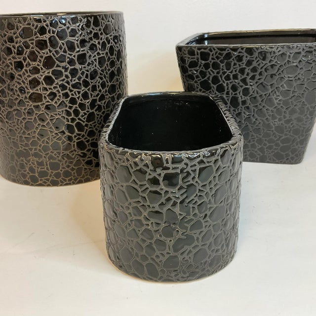 Hollywood Regency Vintage Boho Chic Contemporary Modern Faux Croc Embossed Ceramic Planters - Set of 3 For Sale - Image 3 of 10