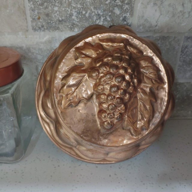French Country Vintage 1960s Copper Embossed Grape Cluster W/Leaves Round Jelly Mold Made in Italy Wall Decor For Sale - Image 3 of 7