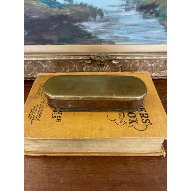 19th Century Possibly Dutch Brass and Copper Toned Snuff Box With Figural Tavern Scene and "T Is Niet Anders" Inscription. For Sale - Image 4 of 10