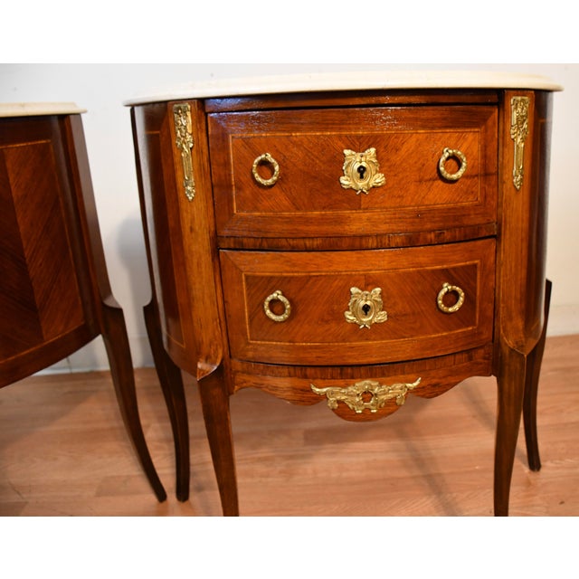 1910s 1910 Pair of Antique French Louis XV Walnut & Satinwood Inlay Marble Top Nightstands For Sale - Image 5 of 15