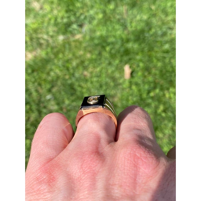 The Lati: Vintage Gentleman's Onyx and Carved L Initial Cocktail Ring in Yellow Gold For Sale - Image 12 of 12
