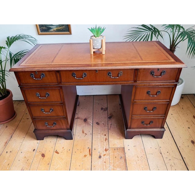 Introducing a magnificent vintage writing desk exuding the timeless elegance of Georgian style. Crafted in the 1980s, this...