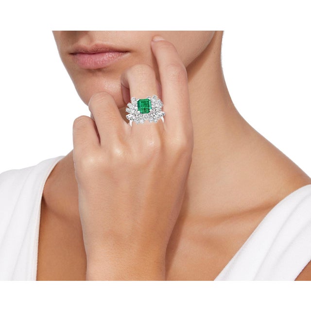 Traditional 2.5 Carat Emerald Cut Colombian Emerald and Diamond 18 Karat Gold Ring Estate For Sale - Image 3 of 18