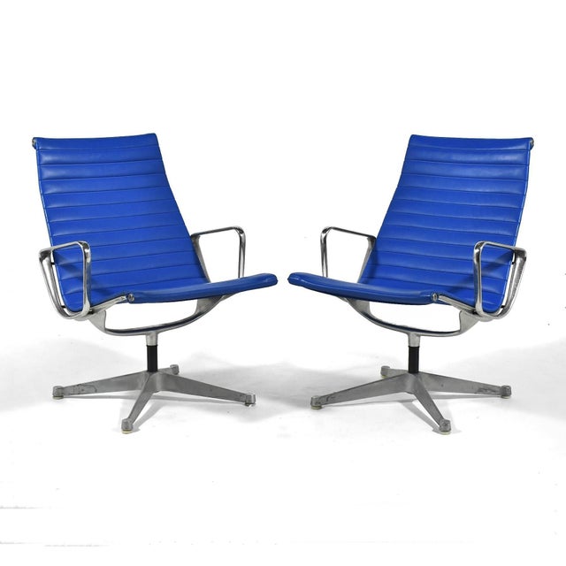 Mid-Century Modern Pair of Eames Aluminum Group Lounge Chairs by Herman Miller Blue For Sale - Image 3 of 13