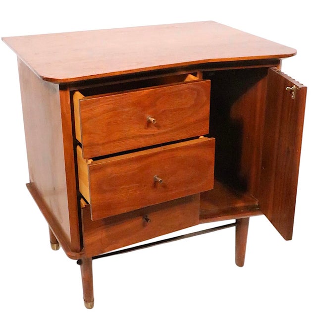Mid 20th Century Nightstand by the United Furniture Corporation For Sale In New York - Image 6 of 14