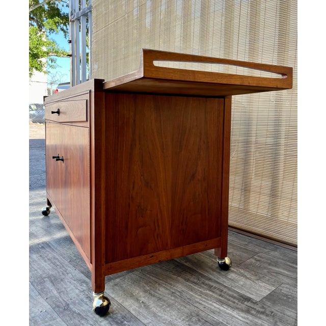 John Stuart Mid Century John Stuart Buffet Server / Bar Cart. Circa 1960s. For Sale - Image 4 of 12