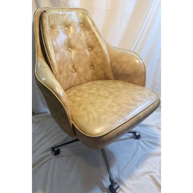Mid-Century Modern Vintage Stoneville Tufted Camel Swivel Executive Chair, 1970s For Sale - Image 3 of 12