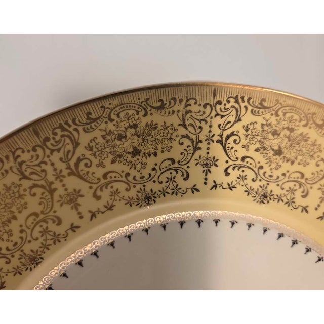 Traditional Late 20th Century The Edwin M Knowles China Co 36-10 Made in America 22 Karat Gold Chargers - Set of 9 For Sale - Image 3 of 3
