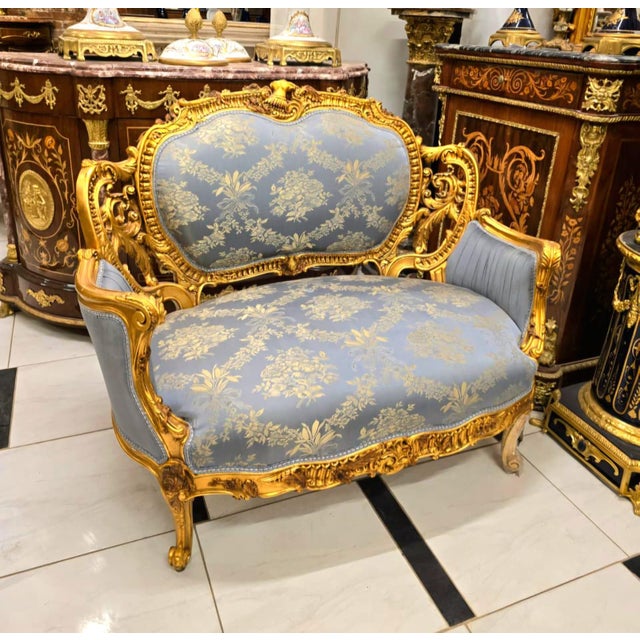 French Louis XV Blue Damask Sofa With Hand-Carved Gold Leaf Frame For Sale - Image 4 of 4