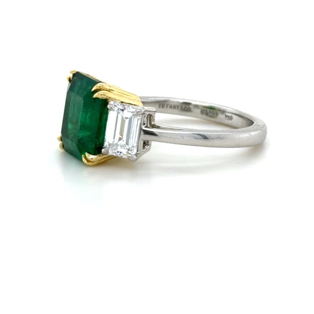 Tiffany and Co. Tiffany & Co. 4.31ct Emerald Ring With Diamonds in 18k Gold, Size 7 For Sale - Image 4 of 10