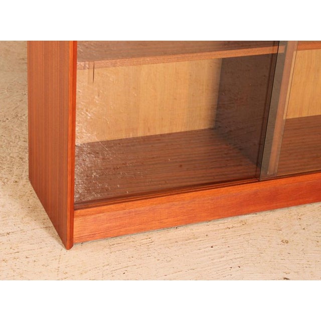 1970s Mid-Century Modern Bookcase in Glazed Mahogany by Herbert E Gibbs, 1970s For Sale - Image 5 of 12