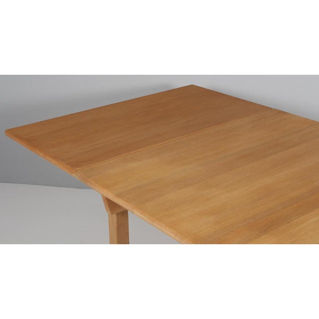 Brown Dining Table in Oak with Extension Leaf. Getama by Hans J. Wegner for GETAMA, 1970s For Sale - Image 8 of 9