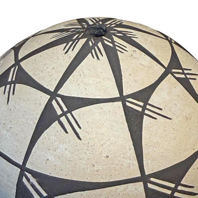 Set of Two Acoma Pueblo Seed Pots For Sale - Image 15 of 17