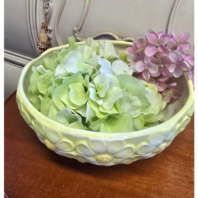 This sweet sculpted daisy bowl is perfect to brighten up any space. A pretty centerpiece for a kitchen table, or cheer up...