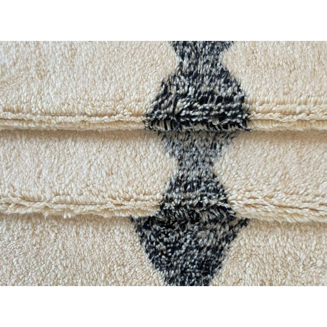 Berber Beniourain Rug in Black and White Wool, Morocco, 1995 For Sale - Image 4 of 14