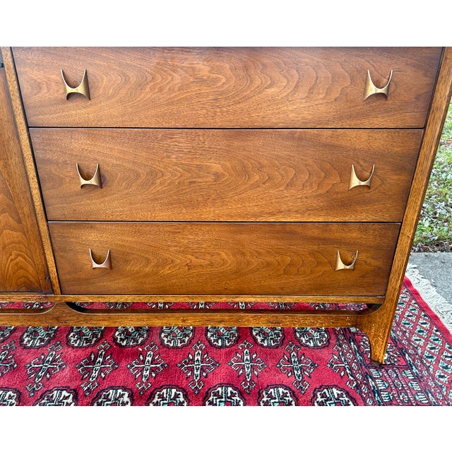 Broyhill Vintage Mid-Century Modern Walnut Broyhill Brasilia Hutch Credenza Sideboard For Sale - Image 4 of 12