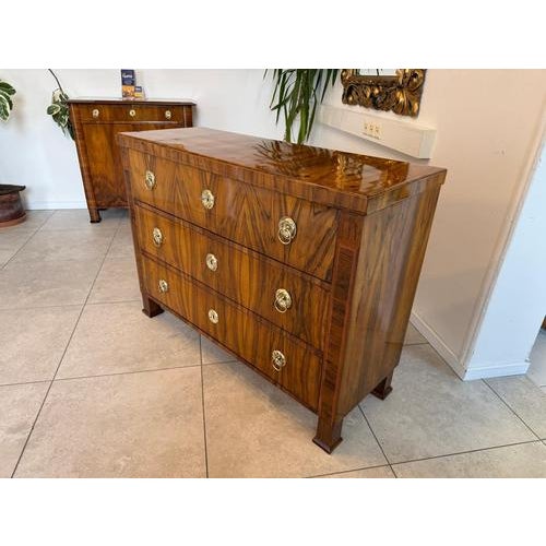 Biedermeier Chest of Drawers in Walnut For Sale - Image 6 of 15