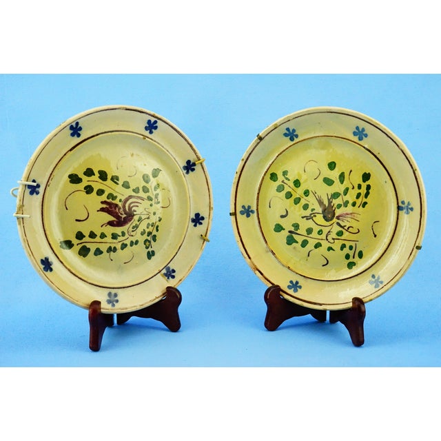 MEASUREMENTS: Single plate: Diameter: 21.7 cm; Depth: 2 cm; Total weight: 0.853 kg Item : A refined and charming pair of...