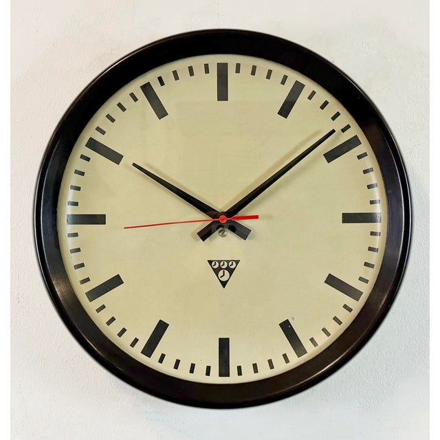 Metal Industrial Brown Bakelite Factory Wall Clock from Pragotron, 1960s For Sale - Image 7 of 18