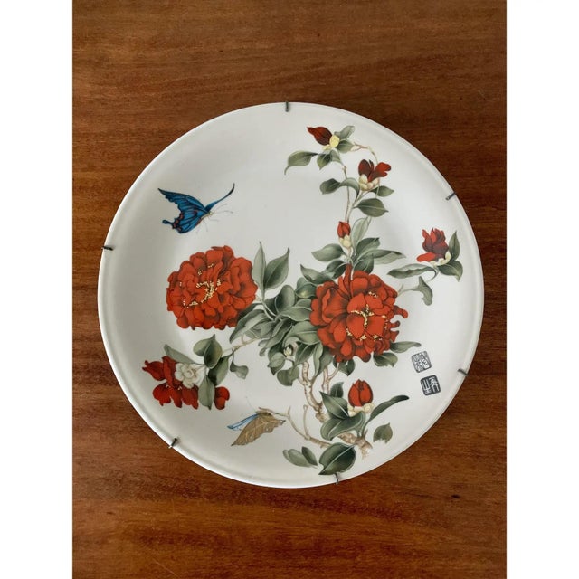 Chinoiserie Early 20th Century Chinoiserie Floral and Butterfly Wall Plates, Pair For Sale - Image 3 of 14
