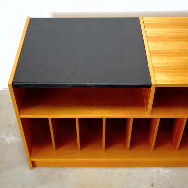 Brown 1960s Danish Teak Stereo Console / Record Cabinet With Lift-Up Section for Turntable For Sale - Image 8 of 9