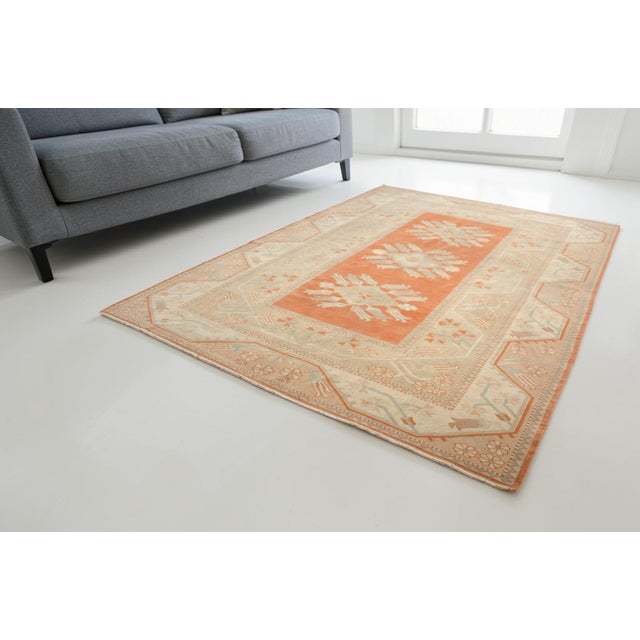 Enhance your living space with this stunning vintage Turkish rug, expertly handknotted in Anatolia. Featuring a...
