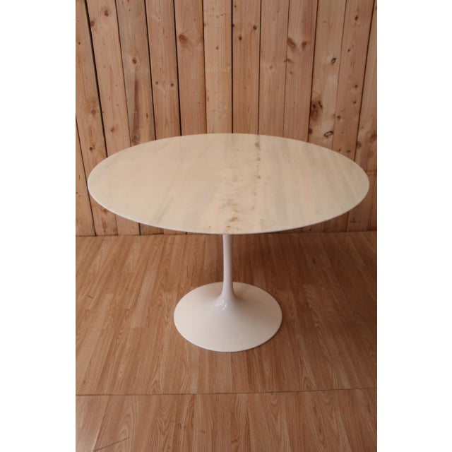 Round Table Tulip Marble Calacatta by Eero Saarinen for Knoll Inc, 1960s For Sale - Image 10 of 10