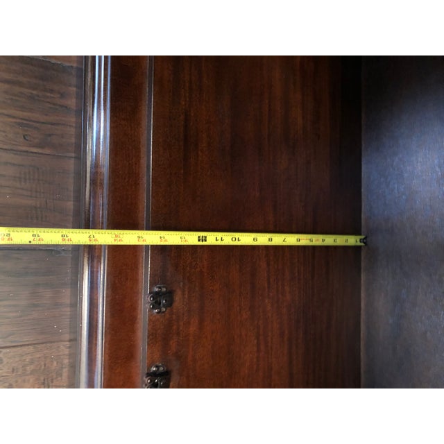 1990s Century Claridge Collection Breakfront China Cabinet / Lighted / Glass Shelves Mahogany (2 Piece), Attributed For Sale - Image 16 of 16