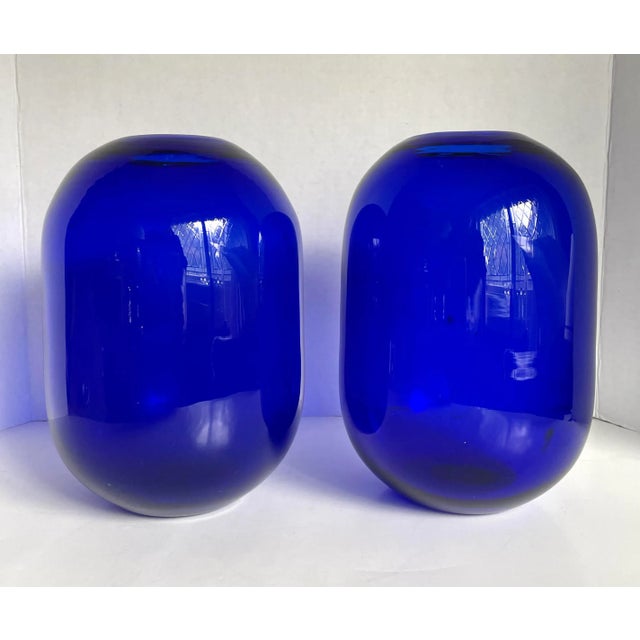 Listed here is ONE hand-blown Blenko 8016 pill vase in cobalt blue. The vase is like a piece of art! The color is amazing...