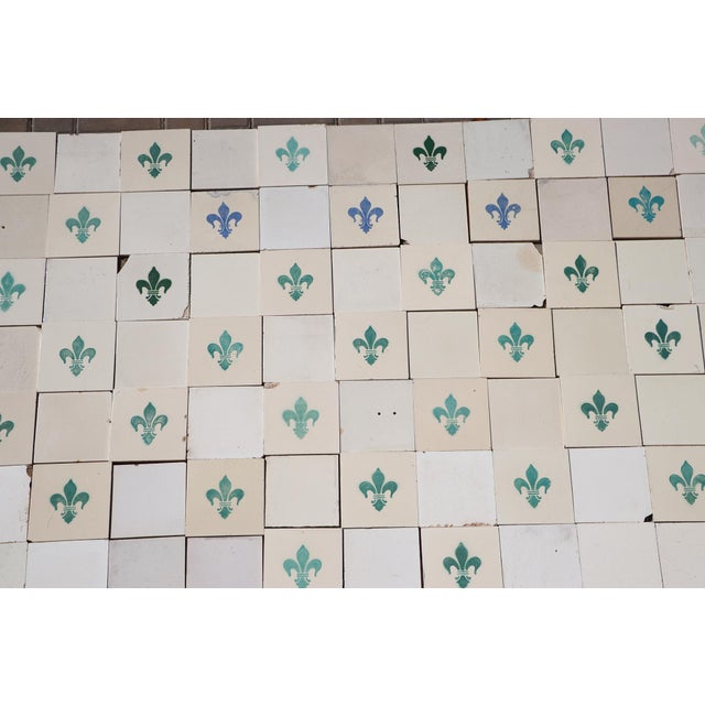 1900s Portuguese Large Antique Fleur-De-Lis & Plain White Tiles Set of 77 For Sale - Image 13 of 18