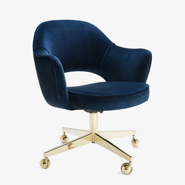 Mid-Century Modern Saarinen Executive Arm Chair in Navy Velvet, Swivel Base, Gold Edition For Sale - Image 3 of 7